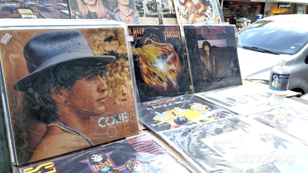 Jorge comercializa discos de vinil no Rio de Janeiro (RJ) (Imagem: Bruno Gall De Blasi/Tecnoblog)
