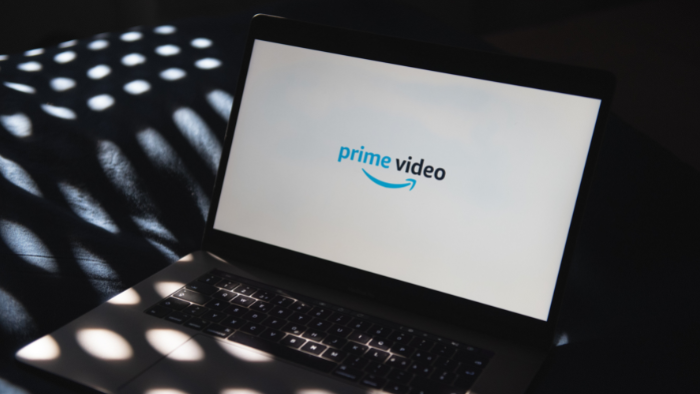 notebook aberto com logo do prime video na tela