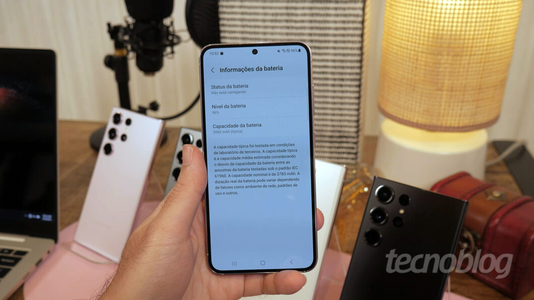Galaxy S23: celulares menores também merecem baterias maiores (Imagem: Paulo Higa/Tecnoblog)