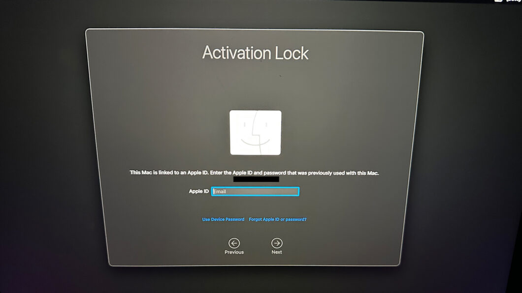 Bloqueio de ativação do MacBook pede login e senha do iCloud para liberar o uso do computador (Imagem: Reprodução/Twitter)