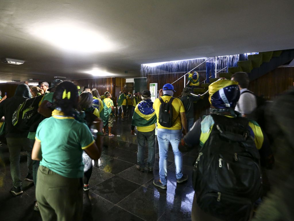 Manifestantes invadem Congresso, STF e Palácio do Planalto. (Imagem: Marcelo Camargo/Agência Brasil)