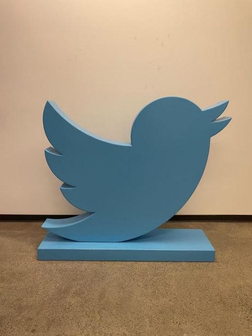 Twitter leiloou estátua de pássaro azul (Imagem: Reprodução/Heritage Global Partners)