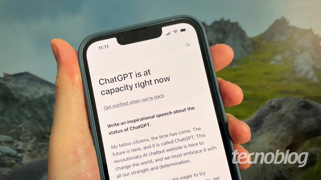Aviso de que o ChatGPT está indisponível por alta procura (imagem: Emerson Alecrim/Tecnoblog)
