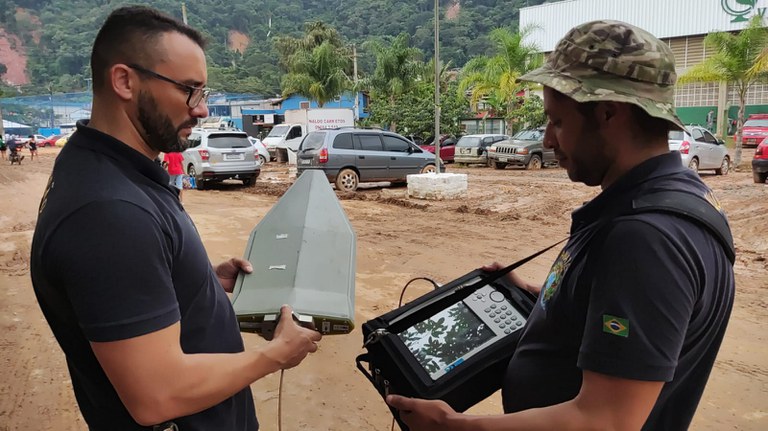 Técnicos da Anatel utilizam equipamento para localizar sinal emitido por celulares