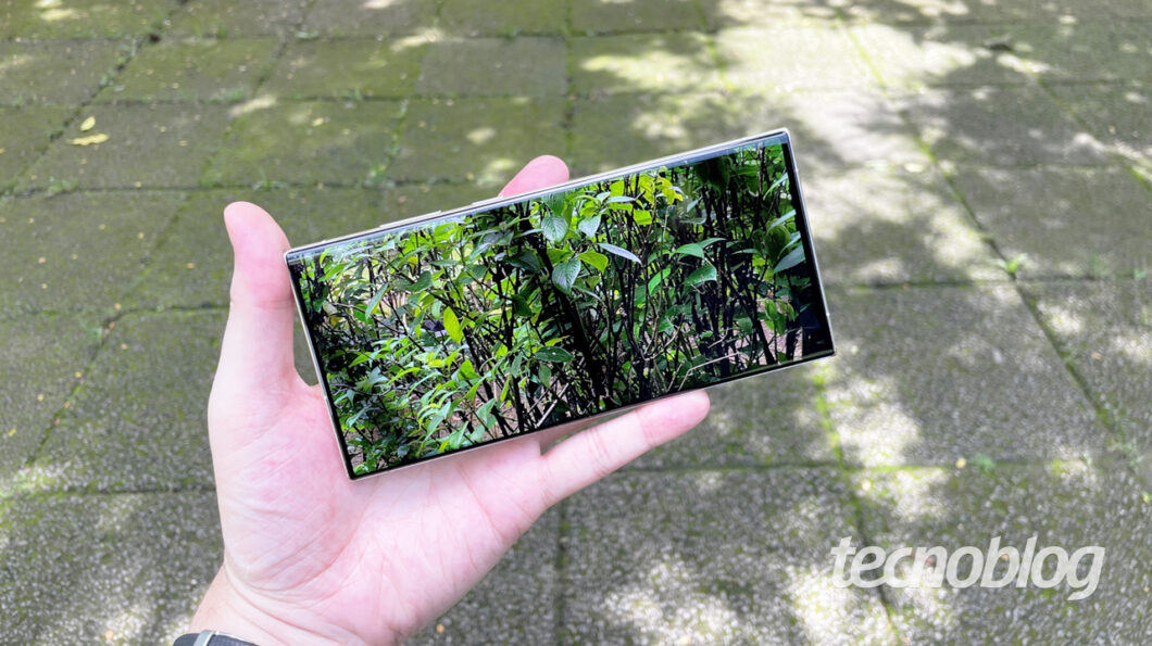 Galaxy S23 Ultra, com tela AMOLED Dinâmico 2X, usa LTPO e tem taxas de atualização de 10 a 120 Hz (Imagem: Emerson Alecrim/Tecnoblog)