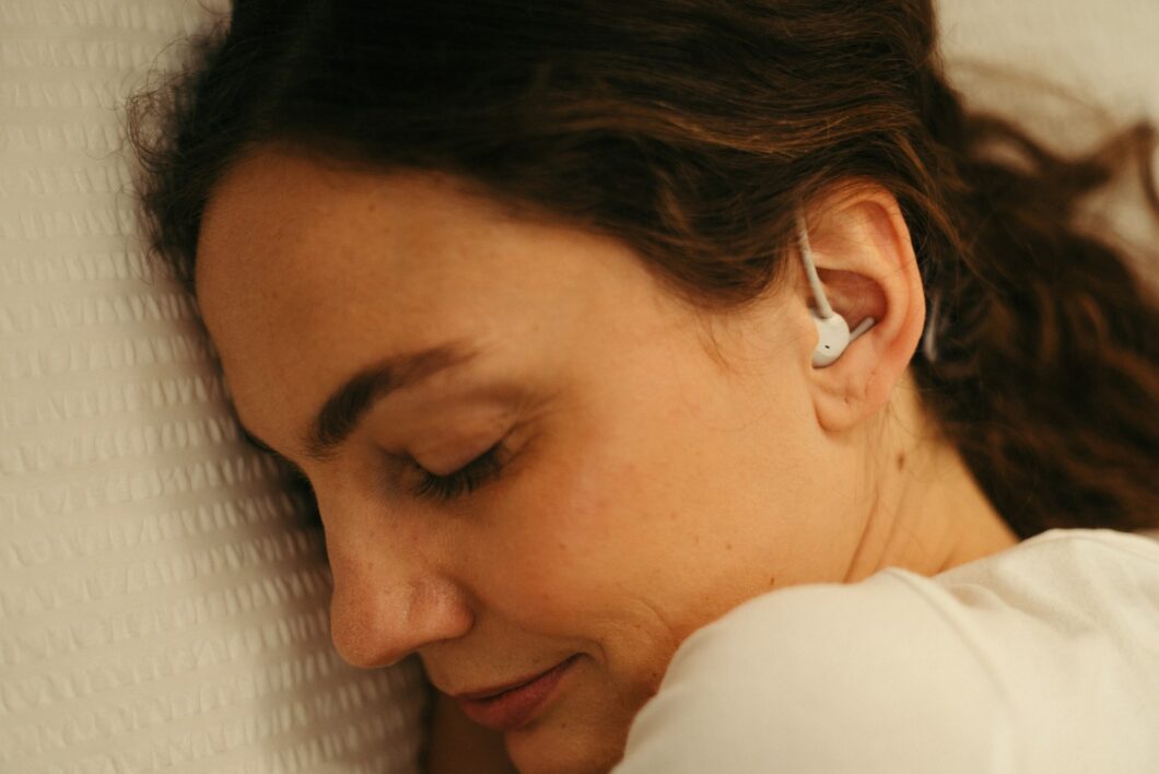 Fone de ouvido "para dormir" lançado pela Philips (Imagem: Reprodução/Philips)