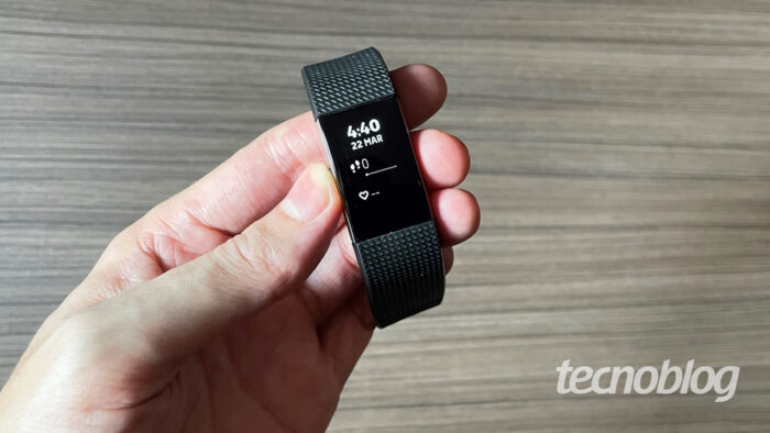 Smartband Fitbit com tela PMOLED monocromática (imagem: Emerson Alecrim/Tecnoblog)