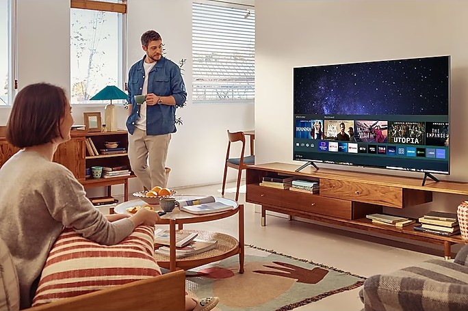 TV <a href='https://meuspy.com/tag/Samsung-espiao'>Samsung</a> Crystal UHD 4K possui design de bordas mínimas (Imagem: Divulgação/Samsung)