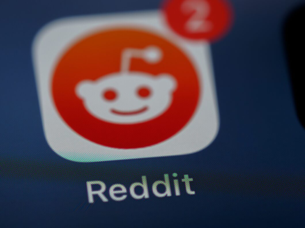 Ícone do Reddit no celular (Imagem: Brett Jordan/Unsplash)