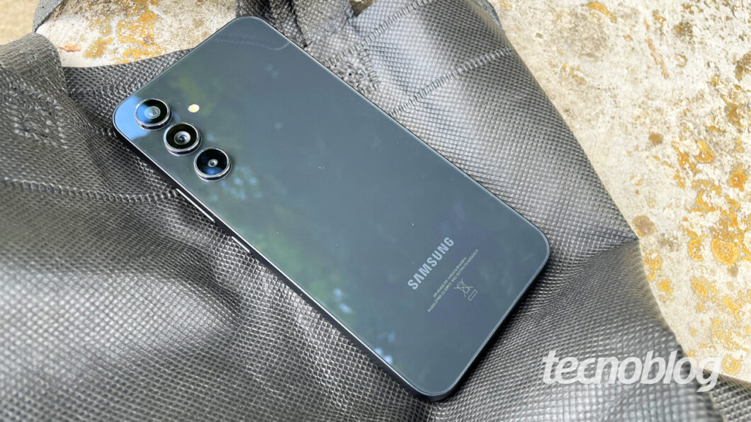 Galaxy A54 tem traseira de vidro (imagem: Emerson Alecrim/Tecnoblog)