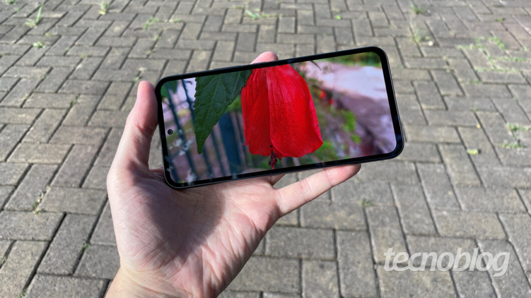 A tela do Galaxy A54 tem brilho intenso (imagem: Emerson Alecrim/Tecnoblog)