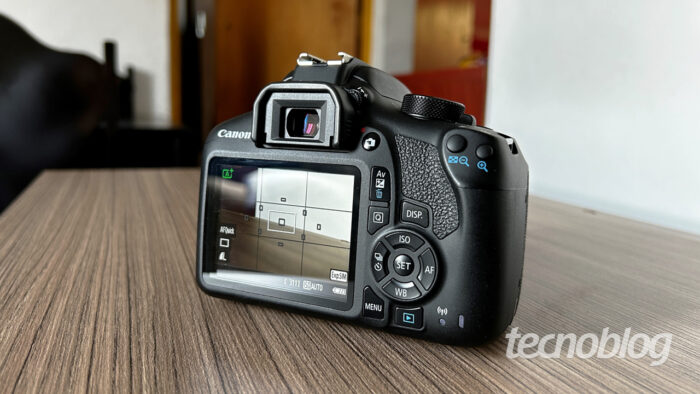 Visor óptico e tela LCD de uma Canon Rebel T6 (imagem: Emerson Alecrim/Tecnoblog)