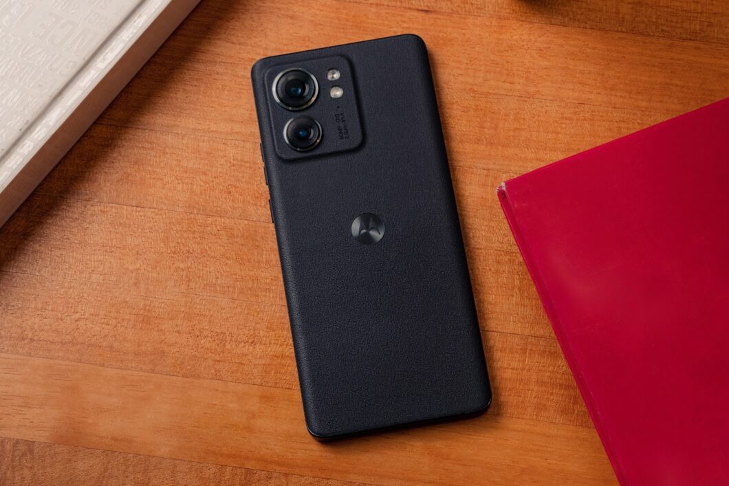 Motorola Edge 40 tem duas câmeras traseiras (Imagem: Divulgação/Motorola)