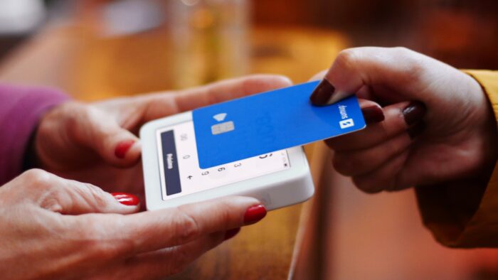 Pagamento com cartão por NFC (Imagem: Unsplash / Nathana Rebouças)