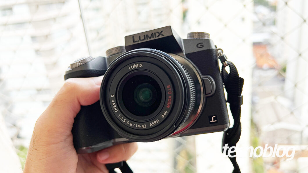 Lente com OIS em câmera Panasonic Lumix (imagem: Paulo Higa/Tecnoblog)