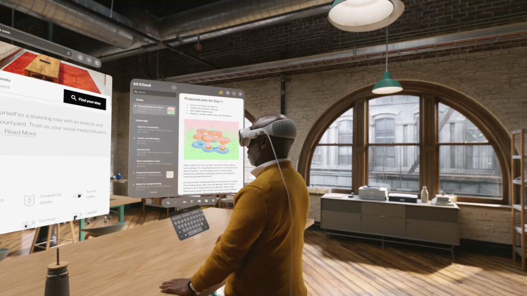 Homem em escritório observa aplicativos 3D