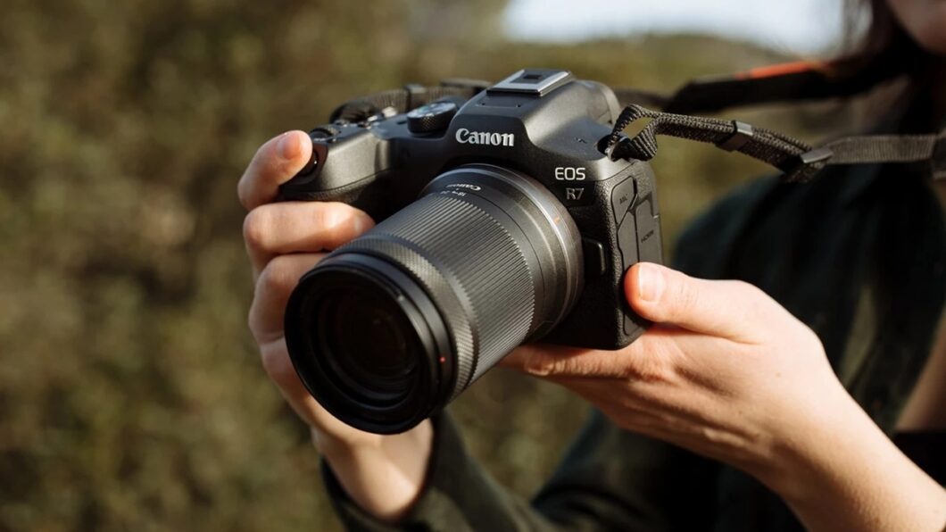 A Canon EOS R7 tem stabilização de imagem no corpo (imagem: divulgação/Canon)