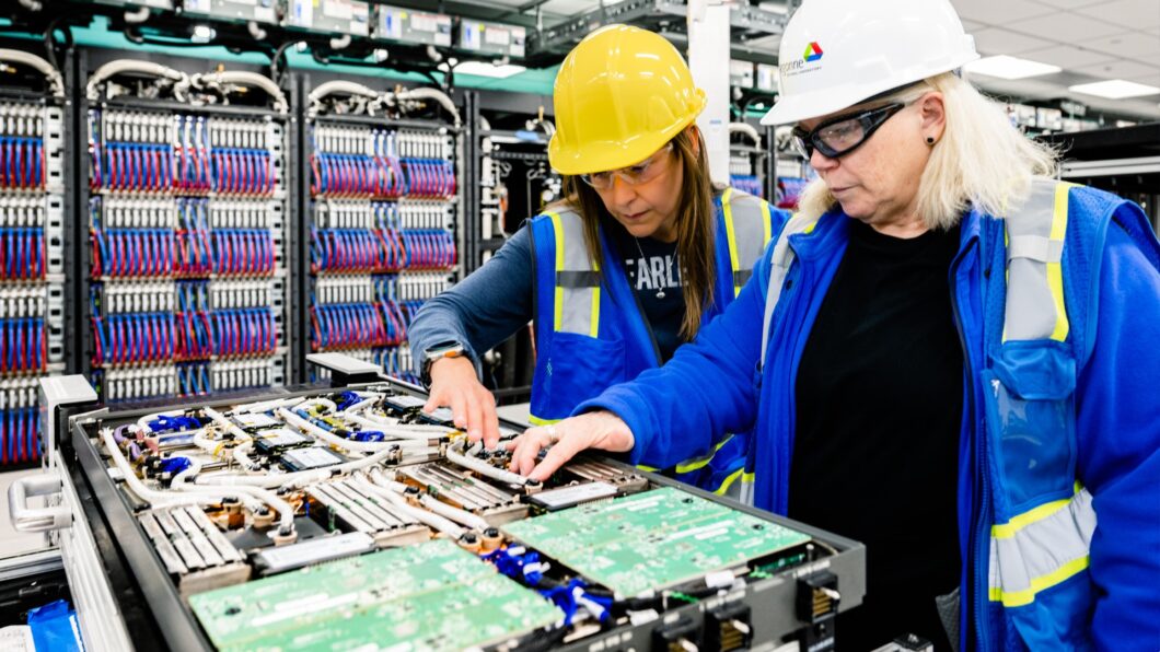Supercomputador Aurora utiliza CPU e GPU Intel (Imagem: Divulgação/Intel)