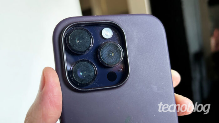 Lentes de um iPhone 14 Pro visivelmente sujas (imagem: Emerson Alecrim/Tecnoblog)
