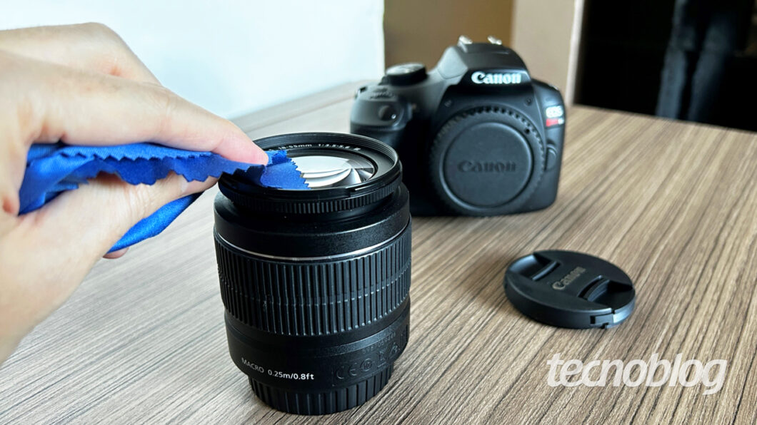 Limpando uma lente Canon (imagem: Emerson Alecrim/Tecnoblog)