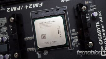 O que é a APU (Unidade de Processamento Acelerado) nos chips da AMD?