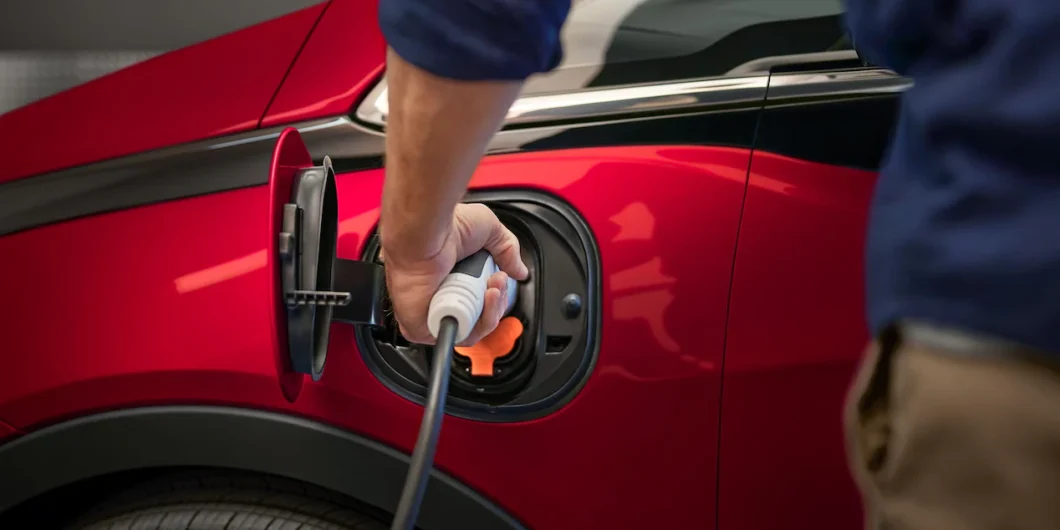 Bolt EV, elétrico da GM, utiliza o plugue Tipo 2, mas a fabricante não deve adotar o NACS no <a href='https://meuspy.com/tag/Alicativo-Espiao-Brasileiro'>Brasil</a> (Imagem: Divulgação/Chevrolet)