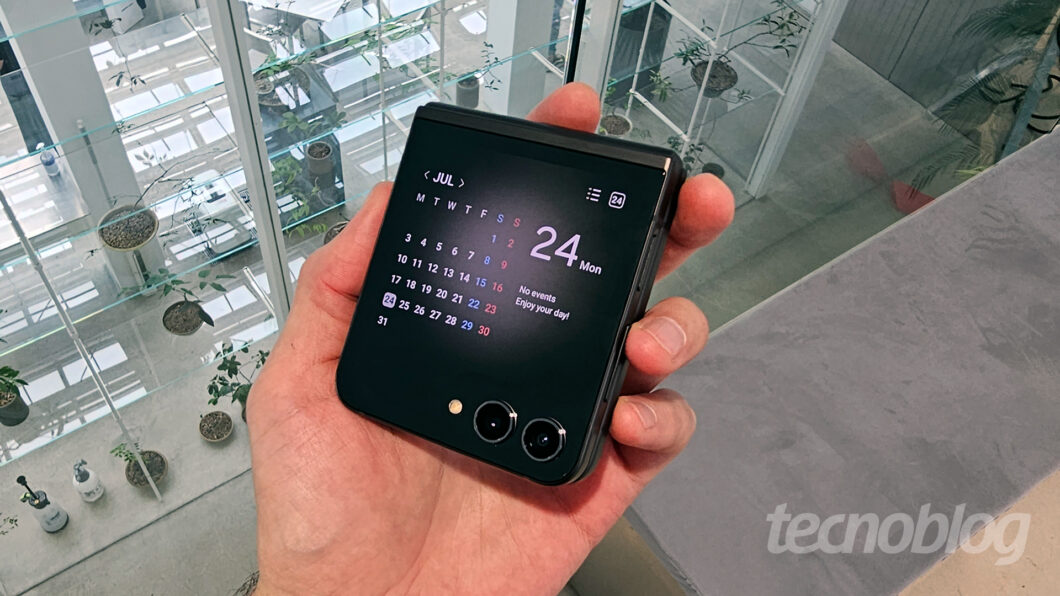 Galaxy Z Flip 5 tem diversas peças à venda no programa Self Repair da Samsung (Imagem: Thássius Veloso/Tecnoblog)