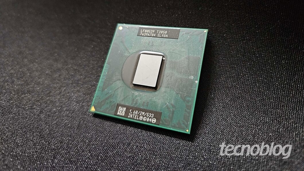 Intel Core Duo T2050, lançado em 2006, foi um dos primeiros chips com a marca Core (Imagem: Everton Favretto)