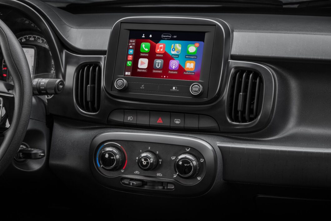 Fiat Mobi Like mantém ajuste de temperatura no sistema de infotenimento e botões analógicos (Imagem: Divulgação/Fiat)