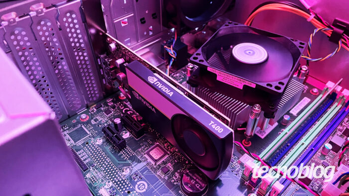 Placa de vídeo com GPU Nvidia instalada em um deskto (imagem: Emerson Alecrim/Tecnoblog)