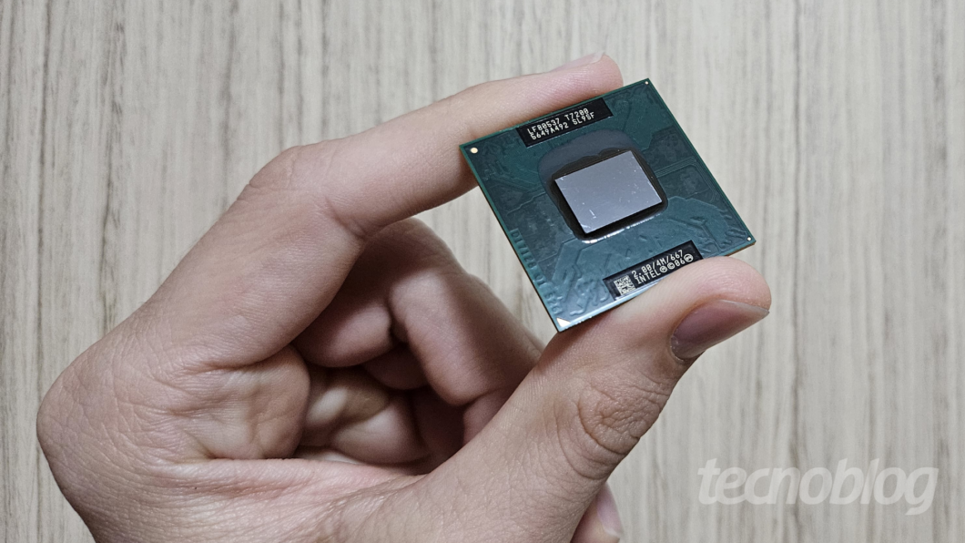Processador Intel Core 2 Duo T7200, uma CPU com dois núcleos e microarquitetura Merom, de 14 estágios no pipeline (Imagem: Everton Favretto/Tecnoblog)