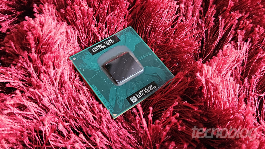 Processador Intel Core 2 Duo T7200, lançado em julho de 2006 (Imagem: Everton Favretto/Tecnoblog)