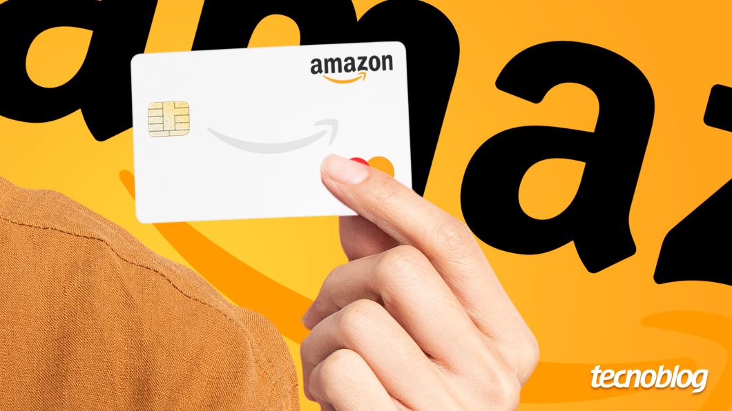 Mão segurando cartão de crédito branco com a marca da Amazon