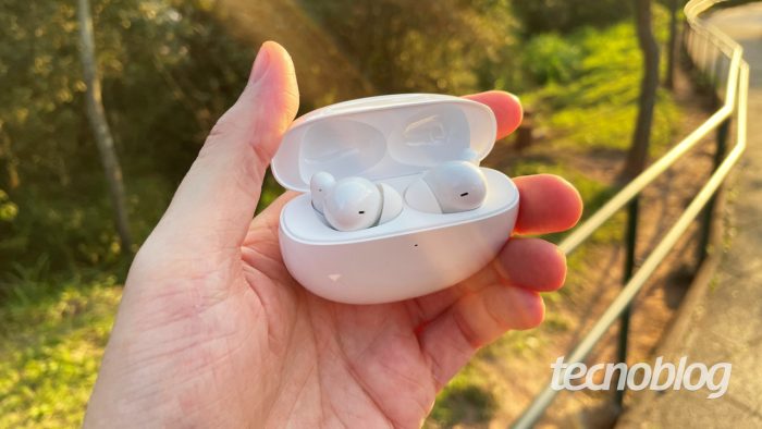Fones de ouvido com Bluetooth (imagem: Emerson Alecrim/Tecnoblog)