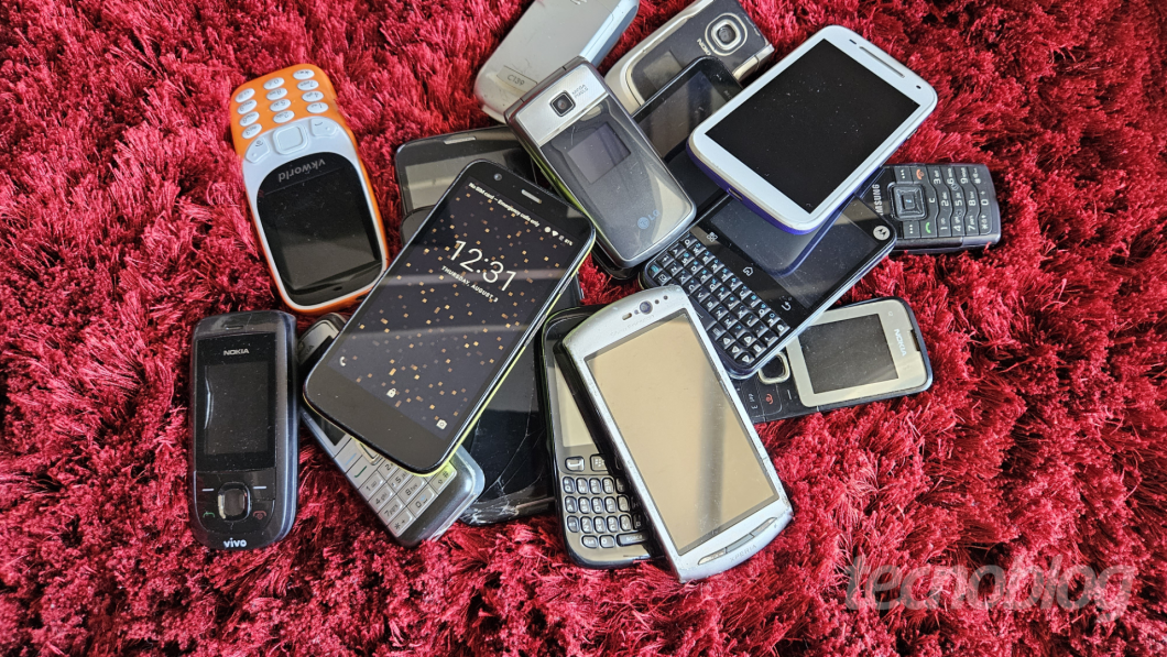 Pilha de celulares antigos