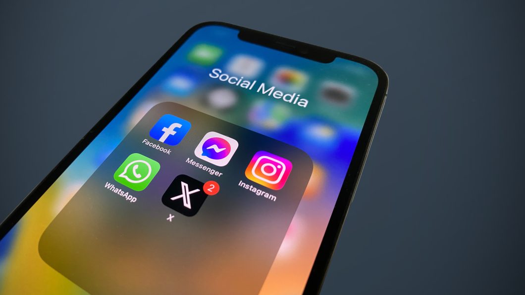 Celular com vários apps de redes sociais na tela, incluindo o X, antigo Twitter