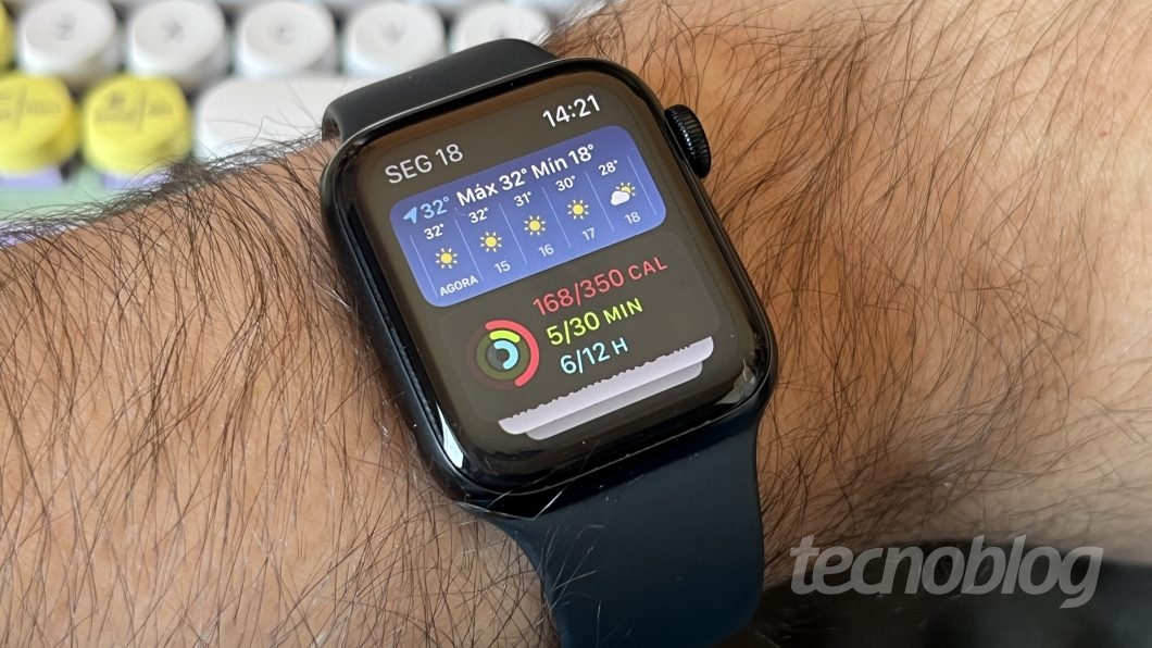 Apple Watch com um widget de previsão do tempo e outro de status atual das atividades físicas