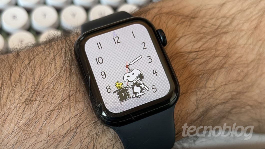 Mostrador do Apple Watch com Snoopy vestido de mágico e tirando o Woodstock da cartola