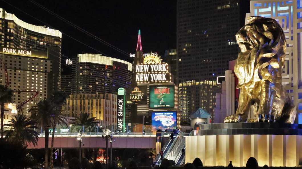 Foto dos cassinos de Las Vegas à noite, com prédios iluminados
