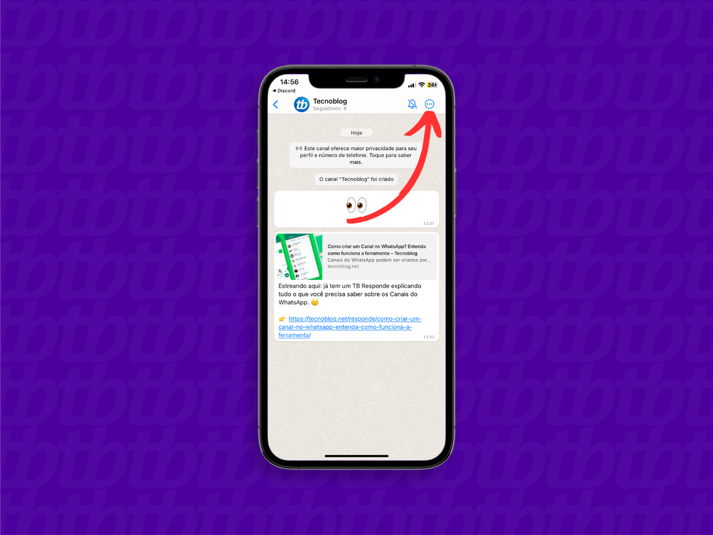 Mockup de iPhone com print de tela de WhatsApp que mostra o novo canal do tecnoblog. Uma seta indica os três pontos, localizado no canto superior direito.