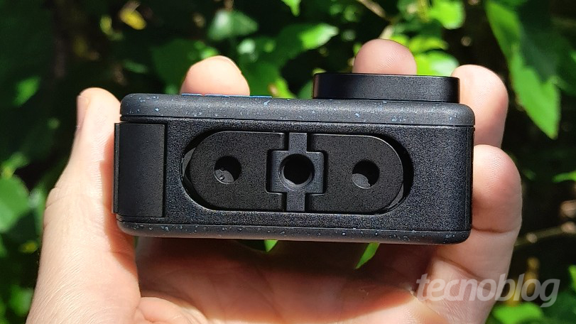Rosca de 1/4-20 permite que acessórios de outras câmeras sejam instalados na GoPro Hero 12 Black (Imagem: Felipe Freitas/Tecnoblog)
