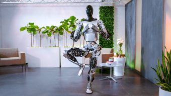 Novo vídeo mostra robô Optimus, da Tesla, fazendo ioga e organizando peças