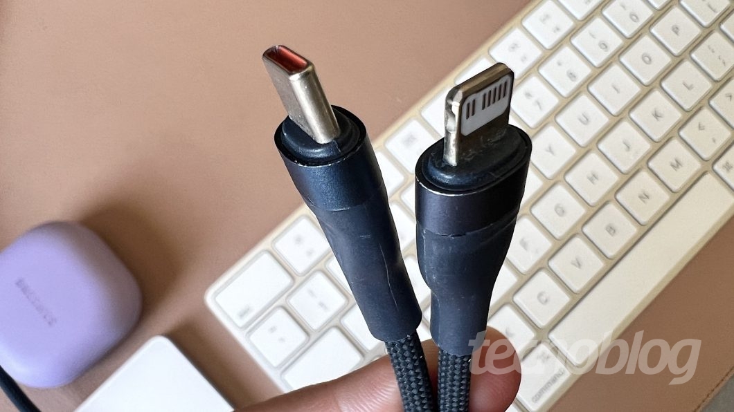USB-C e Lightning são conectores reversíveis (Imagem: Paulo Higa/Tecnoblog)