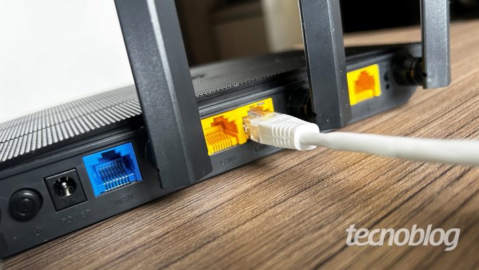 Cabo Ethernet em roteador Wi-Fi (imagem: Emerson Alecrim/Tecnoblog)