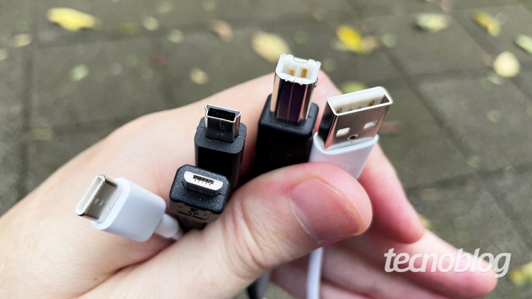 Conectores USB-A, micro-USB, mini-USB, USB-B e USB-A (imagem: Emerson Alecrim/Tecnoblog)