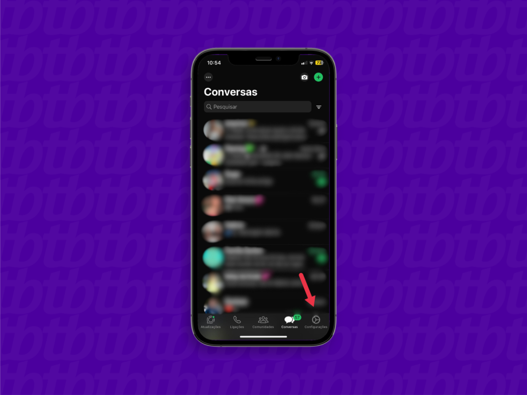 Captura de tela mostra página inicial do WhatsApp para iPhone com uma seta vermelha indicando o botão "Configurações" no canto inferior direito