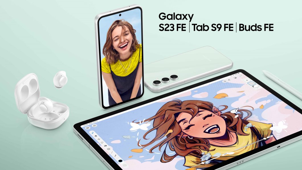 Imagem de divulgação com smartphone Galaxy S23 FE em pé e deitado, Galaxy Tab S9 FE apoiado sobre a superfície e fones de ouvido Galaxy Buds FE