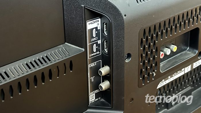 Porta HDMI ARC em uma TV (imagem: Emerson Alecrim/Tecnoblog)