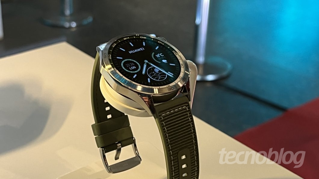 Smartwatch Huawei Watch GT 4 com mostrador de ponteiros, apoiado em um suporte