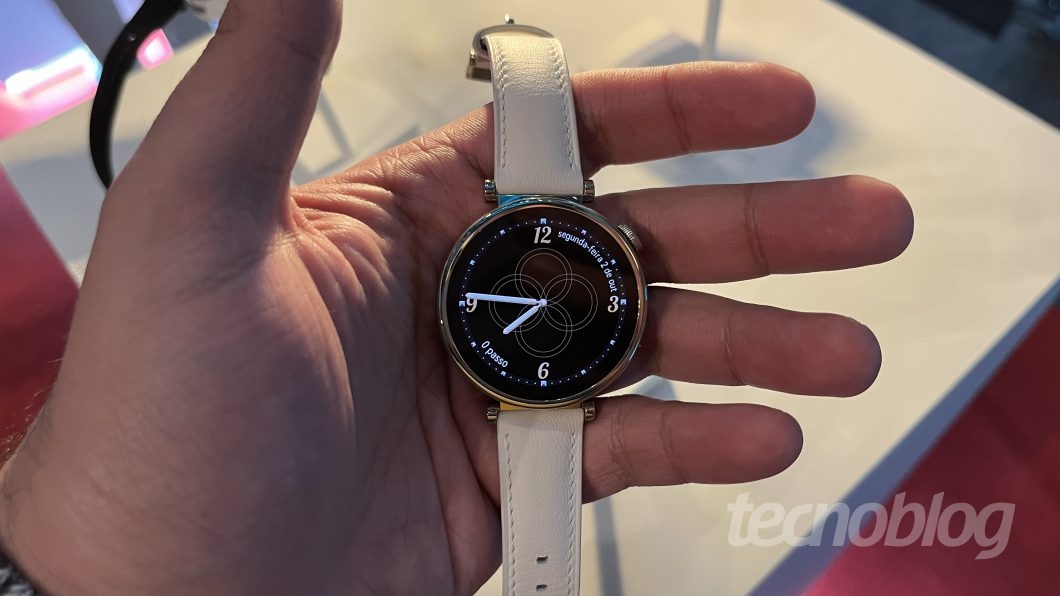 Smartwatch Huawei Watch GT 4 com mostrador preto de ponteiros e pulseira branca